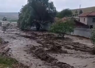 Sağanak yağış 4 ilde hayatı felç etti!