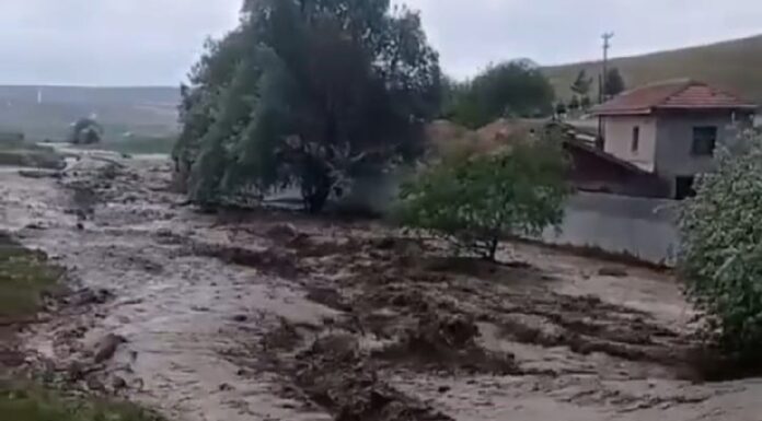 Sağanak yağış 4 ilde hayatı felç etti!