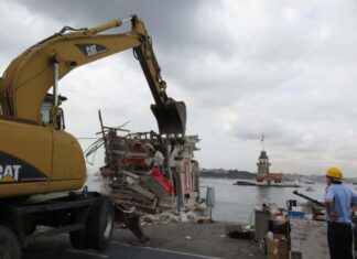 Üsküdar Salacak ile Kadıköy sahillerindeki kaçak büfelerin yıkımı tamamlandı