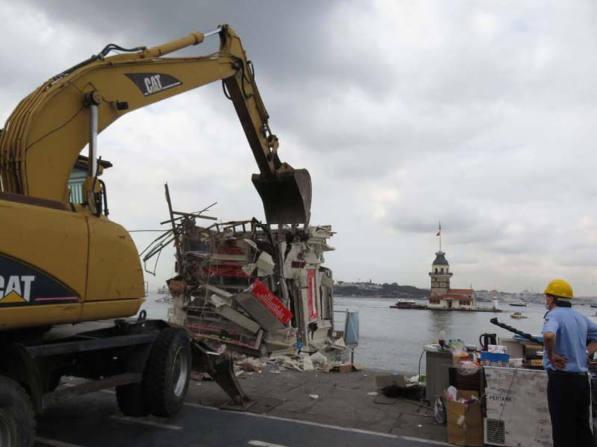 Üsküdar Salacak ile Kadıköy sahillerindeki kaçak büfelerin yıkımı tamamlandı