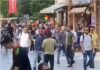 Kadıköy’lüler satırlı saldırganı ‘derdest’ edip polise teslim etti!