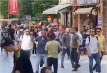 Kadıköy’lüler satırlı saldırganı ‘derdest’ edip polise teslim etti!