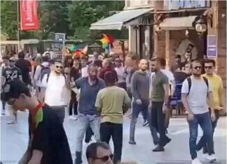 Kadıköy’lüler satırlı saldırganı ‘derdest’ edip polise teslim etti!