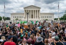 ABD Yüksek Mahkemesi, kadına kürtaj hakkı veren kararı bozdu; Sokaklar öfkeyle sarsıldı!