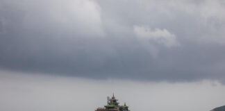 ‘Amiral Battı’; Hong Kong’un simgelerinden yüzen restoran, taşınma sırasında battı