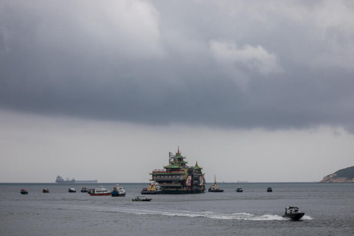 Jumbo Floating Restaurant towed away