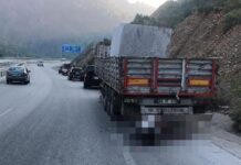 Park halindeki tır dorsesine çarpan motosiklet sürücüsü hayatını kaybetti