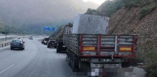 Park halindeki tır dorsesine çarpan motosiklet sürücüsü hayatını kaybetti