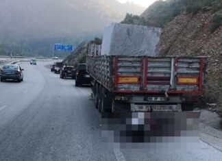 Park halindeki tır dorsesine çarpan motosiklet sürücüsü hayatını kaybetti