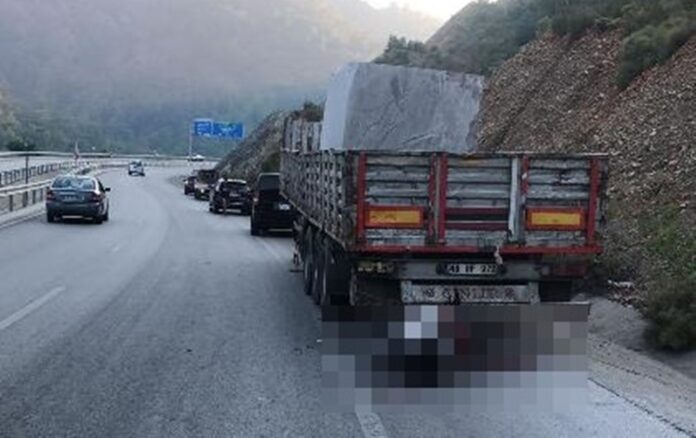 Park halindeki tır dorsesine çarpan motosiklet sürücüsü hayatını kaybetti