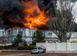 Rusya, Odessa limanının bombalanmasını üstlendi.