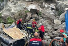 Artvin’in Kemalpaşa ilçesinde TIR’lar heyelanın altında kaldı: 1 ölü, 2 yaralı