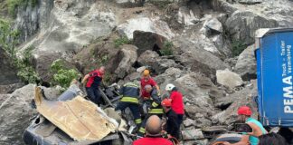 Artvin’in Kemalpaşa ilçesinde TIR’lar heyelanın altında kaldı: 1 ölü, 2 yaralı