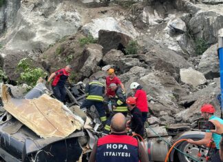 Artvin’in Kemalpaşa ilçesinde TIR’lar heyelanın altında kaldı: 1 ölü, 2 yaralı