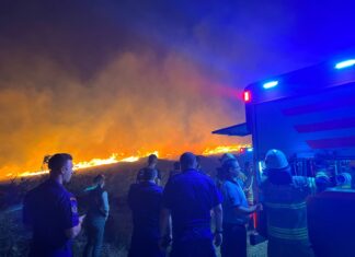 Çeşme’de yangın sebebiyle 2 site boşaltıldı