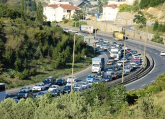 Tatilciler dönmeye başladı, İstanbul istikametinde trafik yoğunlaştı