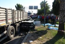 Mersin’de, TIR’a arkadan çarpan otomobildeki 4 genç hayatını kaybetti.