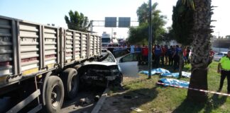 Mersin’de, TIR’a arkadan çarpan otomobildeki 4 genç hayatını kaybetti.