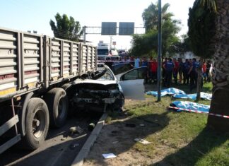 Mersin’de, TIR’a arkadan çarpan otomobildeki 4 genç hayatını kaybetti.