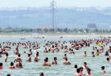 Caddebostan plajında denize giren vatandaş: “Benim için Bodrum da burası Yalıkavak da burası”