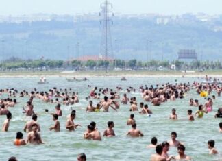 Caddebostan plajında denize giren vatandaş: “Benim için Bodrum da burası Yalıkavak da burası”