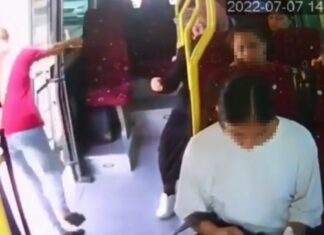 Açık kapı ile seyir eden minibüsten düştü, hayatını kaybetti!