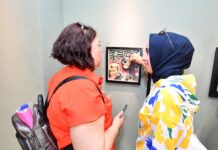 İzmir’de engelliler, sanat eserlerine dokunarak ve dinleyerek erişim sağlıyor.