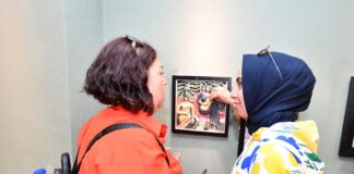 İzmir’de engelliler, sanat eserlerine dokunarak ve dinleyerek erişim sağlıyor.