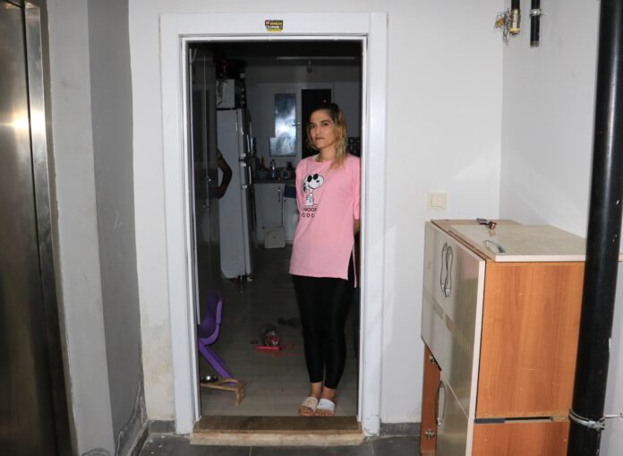 KİRACISININ ÇELİK KAPISINI ÇALDI 3 AY KİRAYI GECİKTİREN GENÇ KADININ ÇELİK KAPISINI SÖKEN EV SAHİBİ ELEKTRİĞİ DE KESTİRDİ