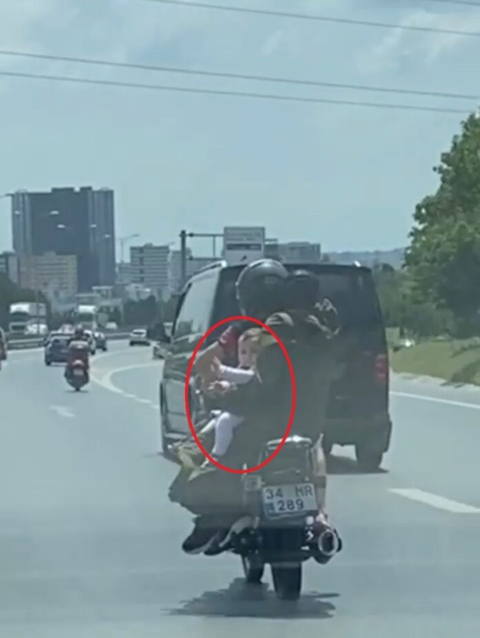 İSTANBUL'DA AİLECE TEHLİKELİ YOLCULUK