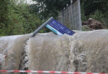 Kocaeli: İş yerlerini su bastı, caddeler göle döndü, araçlar yolda kaldı