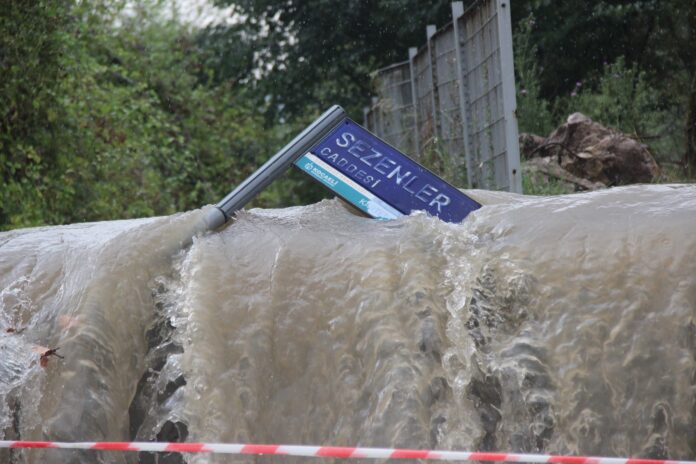 KOCAELİ'DE SAĞANAK HAYATI FELÇ ETTİ İŞ YERLERİNİ SU BASTI, CADDELER GÖLE DÖNDÜ