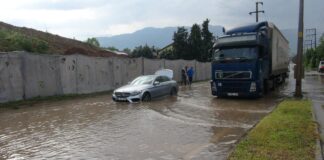 Cadde yağmur suyuyla doldu, milyonluk araç yolda kaldı