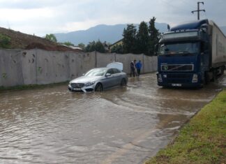 Cadde yağmur suyuyla doldu, milyonluk araç yolda kaldı