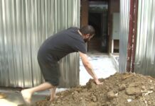 Kiracılar, binayı tahliye etmeyince müteahhit firma moloz dökerek oturanları binaya hapsetti!