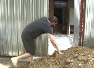 Kiracılar, binayı tahliye etmeyince müteahhit firma moloz dökerek oturanları binaya hapsetti!