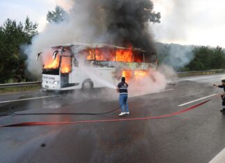 TEM’de yolcu dolu otobüs alev alev yandı!