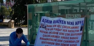 Kendisini terk eden eşine kent meydanında pankartlı özür…