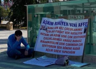 Kendisini terk eden eşine kent meydanında pankartlı özür…