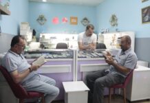 Bitlis Tatvan’da bir telefon tamircisi, dükkanındaki kitaplardan okuyan müşterilerine yüzde 20 indirim yapıyor.