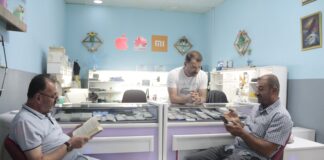 Bitlis Tatvan’da bir telefon tamircisi, dükkanındaki kitaplardan okuyan müşterilerine yüzde 20 indirim yapıyor.