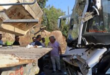 Antalya’da otel servis midibüsü kamyon yüklü çekiciyle çarpıştı: 4’ü ağır 27 yaralı