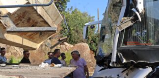 Antalya’da otel servis midibüsü kamyon yüklü çekiciyle çarpıştı: 4’ü ağır 27 yaralı