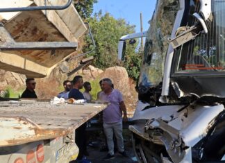 Antalya’da otel servis midibüsü kamyon yüklü çekiciyle çarpıştı: 4’ü ağır 27 yaralı