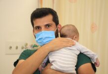 Eşini bıçaklayıp bebeğini kaçırdı, çok ağlayınca hastaneye bırakıp kaçtı