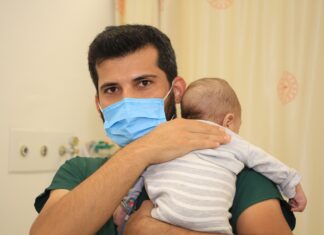 Eşini bıçaklayıp bebeğini kaçırdı, çok ağlayınca hastaneye bırakıp kaçtı