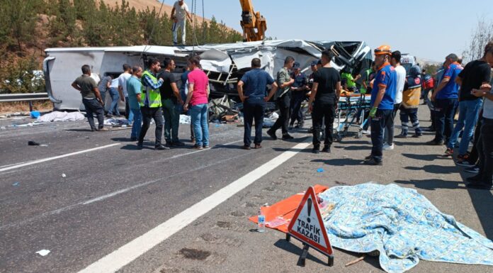 Bakan Koca: “(Gaziantep’teki kaza) 8’i ağır, 22 yaralı var. Yaralılar ambulanslarla hastaneye kaldırılmıştır, tedavileri devam ediyor.”
