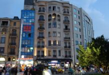 ‘Müşteri her zaman haklıdır’; Taksim’de lüks otelde konaklayan kişi çamaşırları balkonda kuruttu!