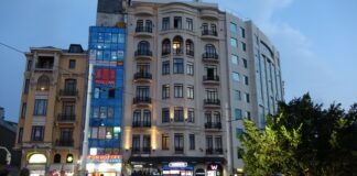 ‘Müşteri her zaman haklıdır’; Taksim’de lüks otelde konaklayan kişi çamaşırları balkonda kuruttu!