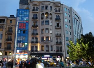 ‘Müşteri her zaman haklıdır’; Taksim’de lüks otelde konaklayan kişi çamaşırları balkonda kuruttu!